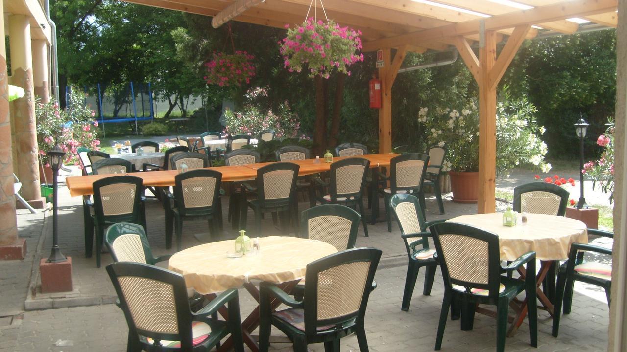 Harsfavirag Vendeghaz Bed and Breakfast Pápa Εξωτερικό φωτογραφία