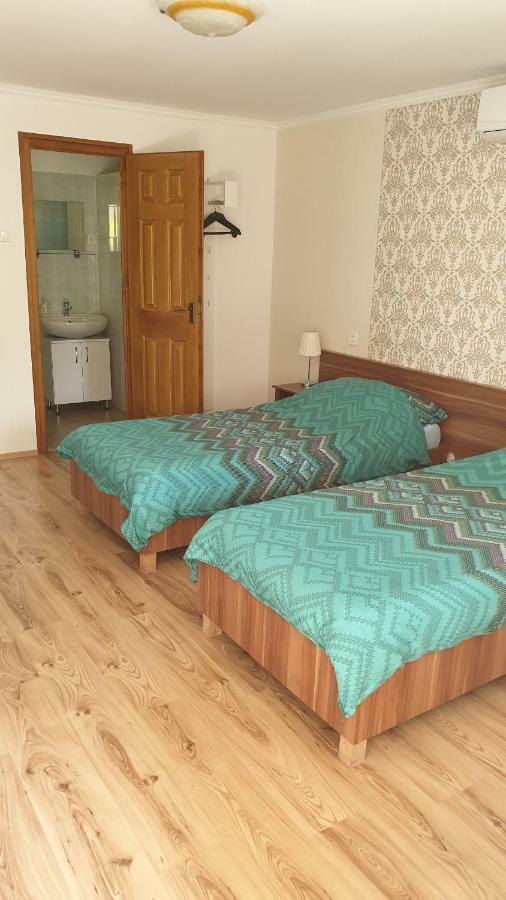 Harsfavirag Vendeghaz Bed and Breakfast Pápa Εξωτερικό φωτογραφία
